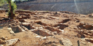 Bodrumda sel kapanı inşa edilirken antik çağ mezarları bulundu
