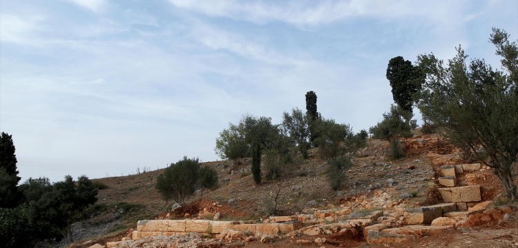 Apollonia ad Rhyndacum antik tiyatrosunun basamakları surlarda bulundu