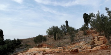 Apollonia ad Rhyndacum antik tiyatrosunun basamakları surlarda bulundu