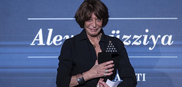 Alev Ebüzziya, Aydın Doğan Ödülü'nü törenle aldı