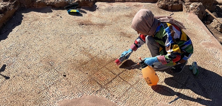 Arkeologlar Perre Antik Kenti'nde 1800 yıllık taban mozaiği keşfettiler