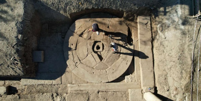 Aizoni Antik Kentinde 2 Bin yıllık dairesel planlı çeşme bulundu