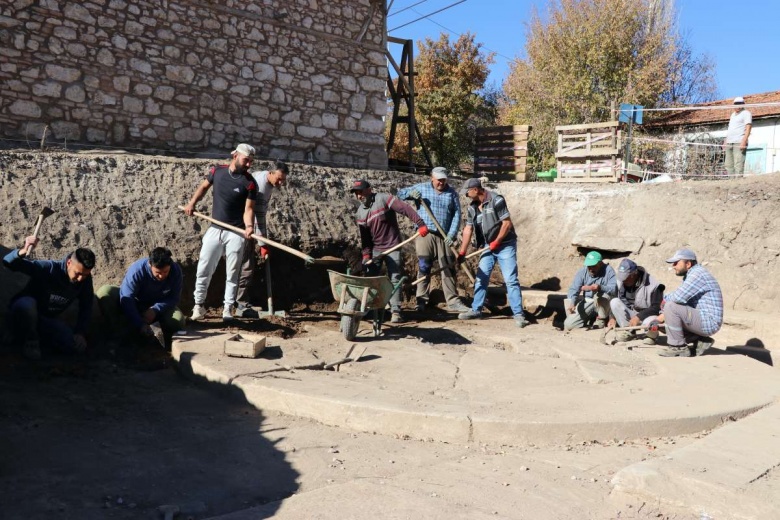 Aizoni Antik Kenti'nde 2 Bin yıllık dairesel planlı çeşme bulundu