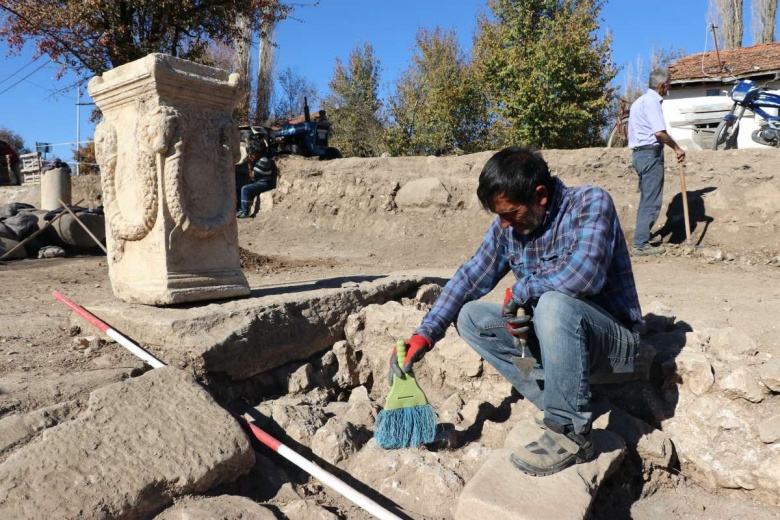 Aizoni Antik Kenti'nde 2 Bin yıllık dairesel planlı çeşme bulundu