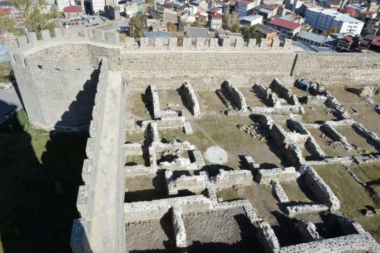 Erzurum Kalesi'ndeki tarihi mescit yeniden ezanla buluşturuldu