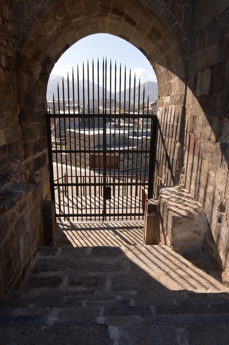 Erzurum Kalesi'ndeki tarihi mescit yeniden ezanla buluşturuldu