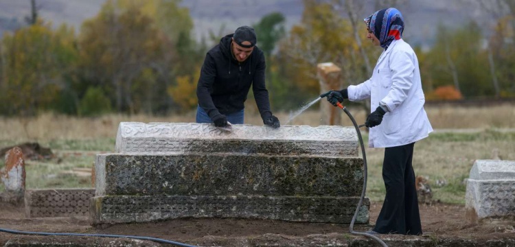 Van'ın Gevaş İlçesindeki Selçuklu Mezarlığında 6 sanduka daha bulundu