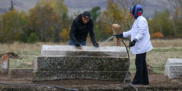 Vanın Gevaş İlçesindeki Selçuklu Mezarlığında 6 sanduka daha bulundu