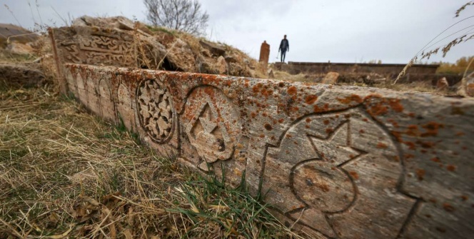 Gevaştaki Selçuklu Mezarlığında arkeoloji kazı ve restorasyon sürüyor