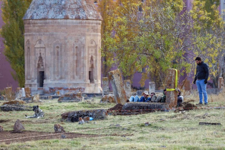 Gevaş'taki Selçuklu Mezarlığında arkeoloji kazı ve restorasyon sürüyor