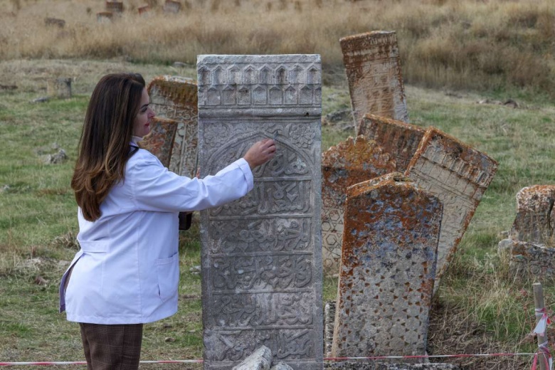 Gevaş'taki Selçuklu Mezarlığında arkeoloji kazı ve restorasyon sürüyor