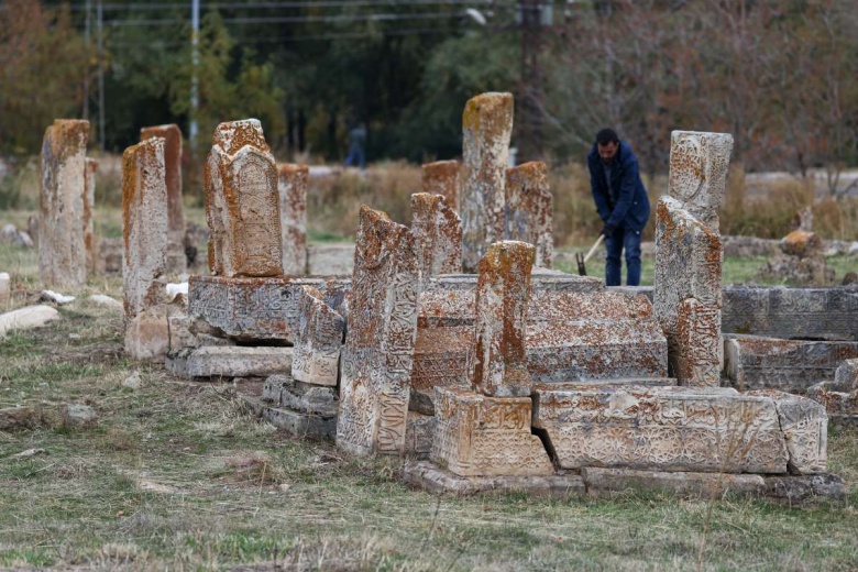 Gevaş'taki Selçuklu Mezarlığında arkeoloji kazı ve restorasyon sürüyor