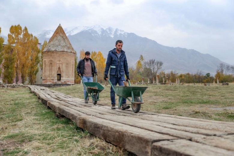 Gevaş'taki Selçuklu Mezarlığında arkeoloji kazı ve restorasyon sürüyor