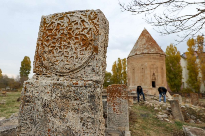 Gevaş'taki Selçuklu Mezarlığında arkeoloji kazı ve restorasyon sürüyor