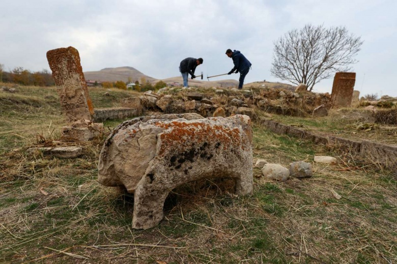 Gevaş'taki Selçuklu Mezarlığında arkeoloji kazı ve restorasyon sürüyor