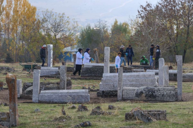 Gevaş'taki Selçuklu Mezarlığında arkeoloji kazı ve restorasyon sürüyor