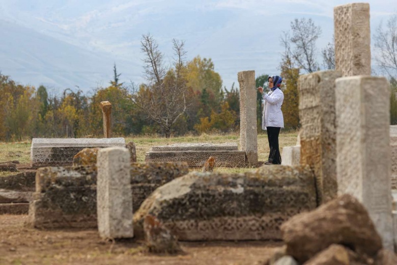 Gevaş'taki Selçuklu Mezarlığında arkeoloji kazı ve restorasyon sürüyor