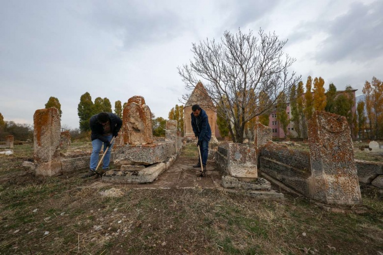 Gevaş'taki Selçuklu Mezarlığında arkeoloji kazı ve restorasyon sürüyor