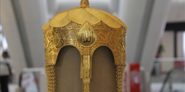 Sultan Alparslanın miğferinin altından yapılan imitasyonu Hatayda sergileniyor