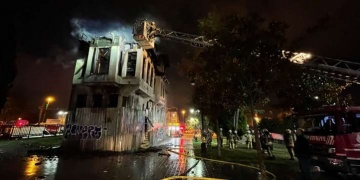 Fatihte 3 katlı tarihi binada yangın çıktı