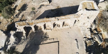 Arkeologlar, Milastaki Göl Kalesi kulesinde 8 iskelet buldular