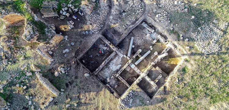Anavarza Antik Kenti arkeoloji kazılarında mozaikli hamam yapısı bulundu