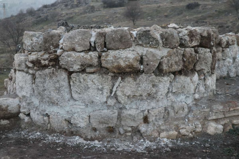 Hadrianopolis Antik Kenti'ndeki kalenin taşları bir bir gün yüzüne çıkıyor