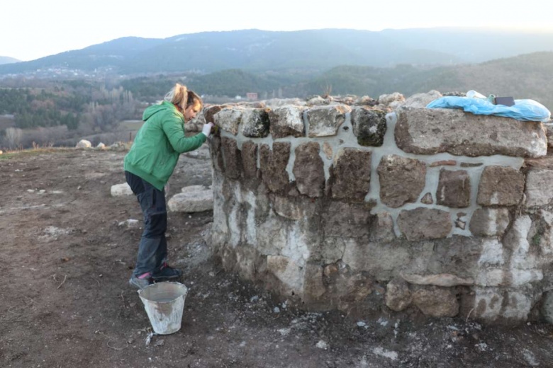 Hadrianopolis Antik Kenti'ndeki kalenin taşları bir bir gün yüzüne çıkıyor