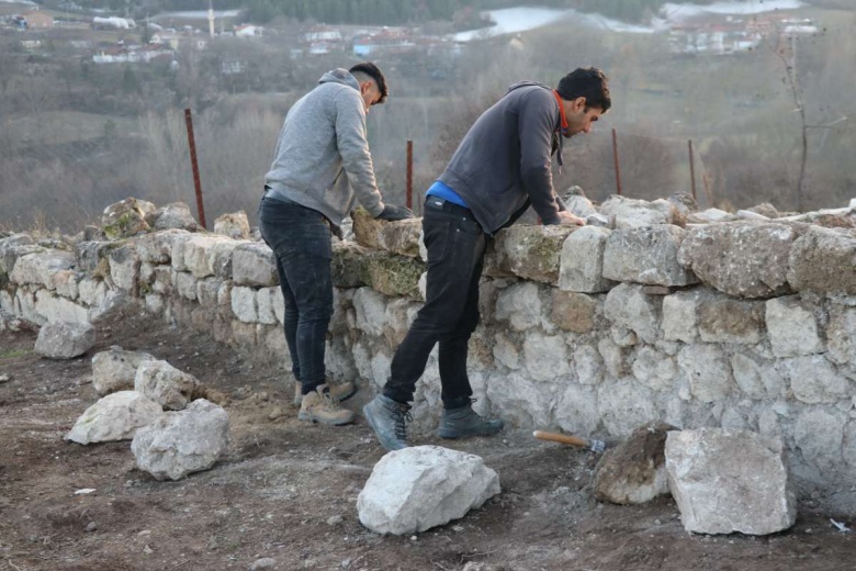 Hadrianopolis Antik Kenti'ndeki kalenin taşları bir bir gün yüzüne çıkıyor