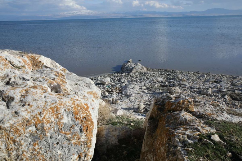 Van Gölü'nün suları çekilince Urartu dönemi tapınma alanı ortaya çıktı