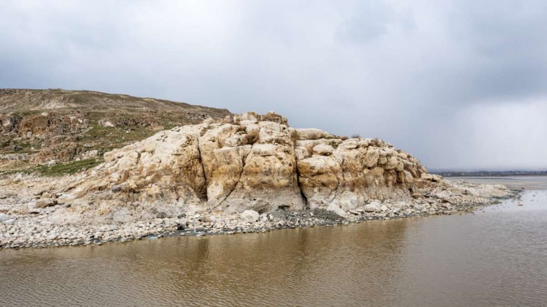 Van Gölü'nün suları çekilince Urartu dönemi tapınma alanı ortaya çıktı