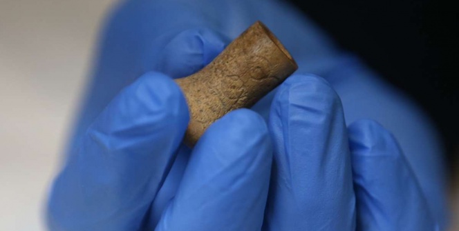 Troyada bulunan, hançer kabzası olduğu sanılan 3300 yıllık kemik sap