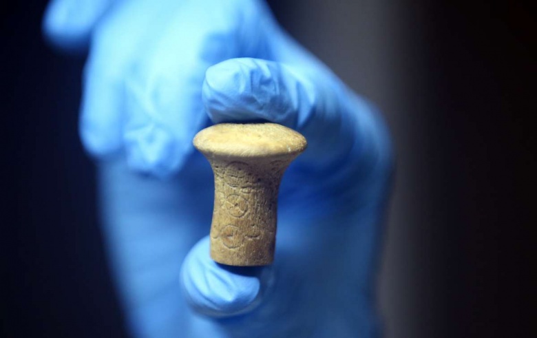 Troya'da bulunan, hançer kabzası olduğu sanılan 3300 yıllık kemik sap