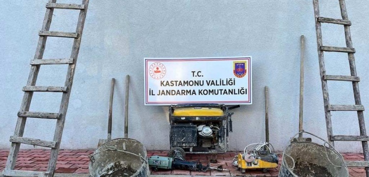Kastamonu'nun Devrekani ilçesinde kaçak kazı yapan 3 defineci yakalandı
