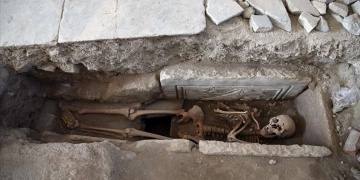 Kadıkalesi Antik Kentindeki kilisede kadın mezarı bulundu