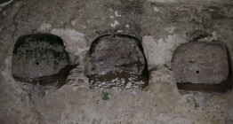 Vanda daha öncekilerden çok farklı 3 odalı Urartu kaya mezarı bulundu