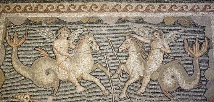 Hippokamposlara binen Erosların mozaiği Adana Arkeoloji Müzesi'nde sergileniyor