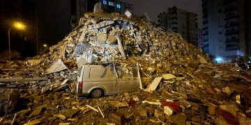 Türkiye artarda yıkıcı depremlerle sarsıldı, çok sayıda ölü var