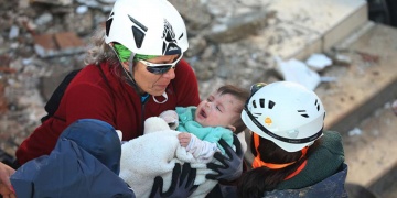Altı aylık bebek ve annesi 29 saat sonra enkazdan sağ çıkarıldı