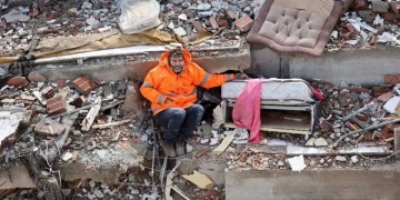 Enkaz altındaki kızının elini bırakmayan baba depremin simgesi oldu