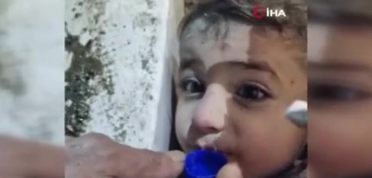 Enkaz altındaki 2 yaşındaki bebeğe pet şişe kapağıyla su içirildi