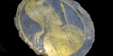 Roma metrosu arkeoloji kazılarında altın yaldızlı cam bardak dibi bulundu