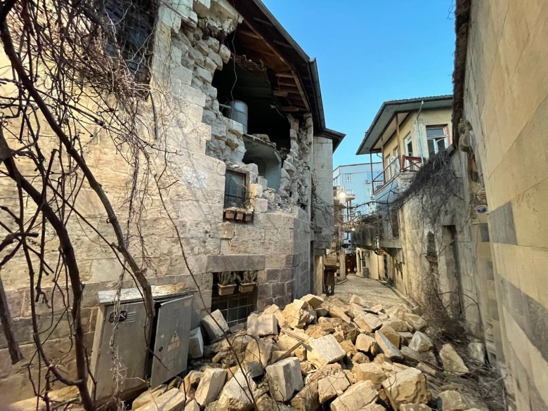 Depremler tarihi Antep evlerine de zarar verdi