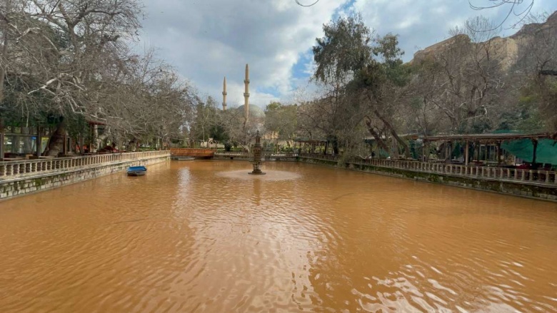 Şanlıurfa'daki Balıklıgöl'ün rengi depremden sonra kahverengiye dönüştü