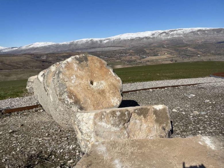 Karakuş Tümülüsü'ndeki 2 bin tokalaşma sütunu deprem sonrası bu halde bulundu