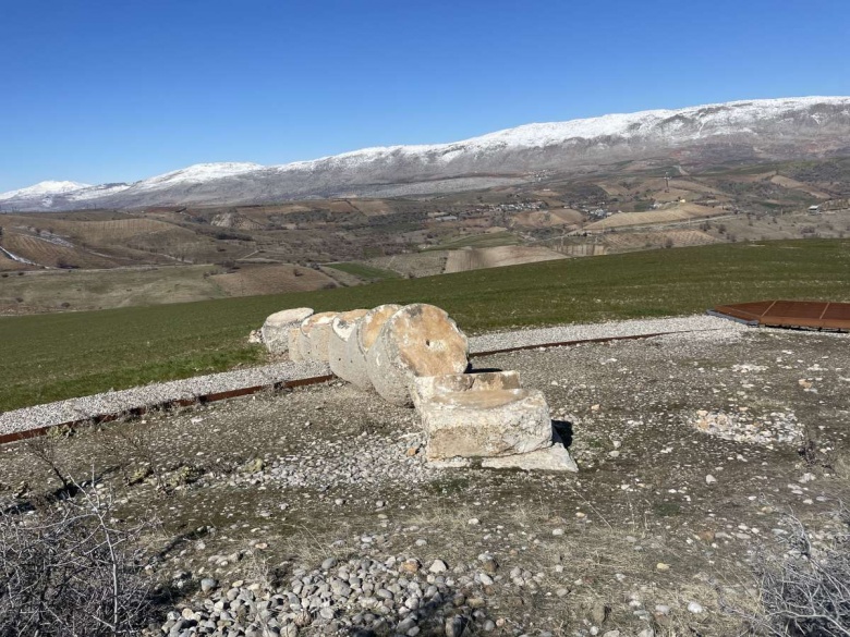 Karakuş Tümülüsü'ndeki 2 bin tokalaşma sütunu deprem sonrası bu halde bulundu