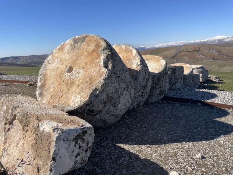 Karakuş Tümülüsü'ndeki 2 bin tokalaşma sütunu deprem sonrası bu halde bulundu