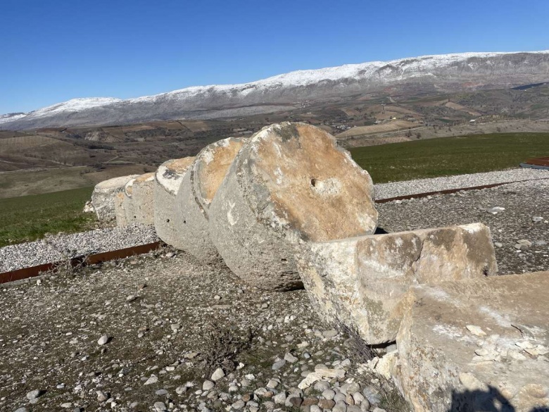 Karakuş Tümülüsü'ndeki 2 bin tokalaşma sütunu deprem sonrası bu halde bulundu