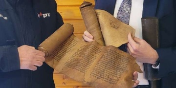 Antakya sinagoğu enkazından alınıp İsraile götürülen parşömen geri getirildi