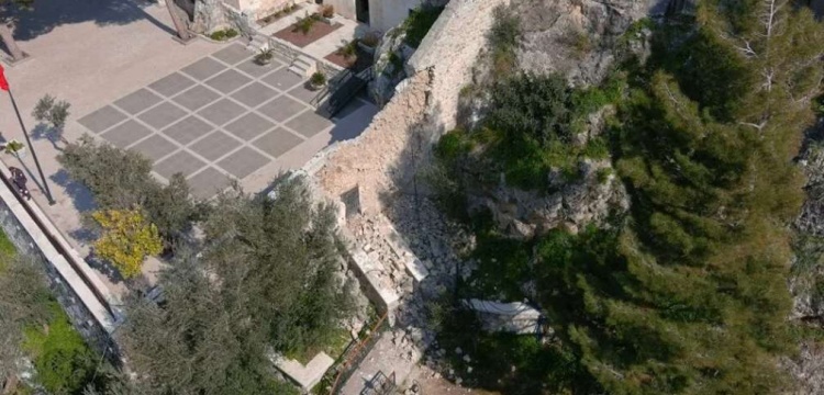 En eski mağara kilisesi Saint Pierre'nin istinat duvarı depremde yıkıldı